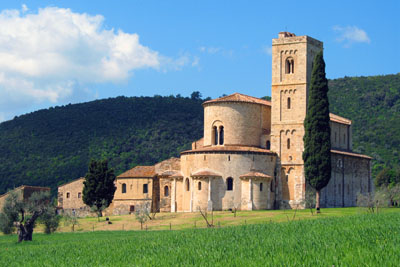 Dédiée au martyre et aux reliques des Saints Sébastien et Antimo, Charlemagne fonda un monastère sur lequel ensuite fut érigée l'Abbaye.