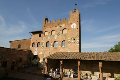 Ortschaft etruskisch-römischen Ursprungs, erbaut aus toskanischem Terracotta und Heimat des Schriftstellers Giovanni Boccaccio.