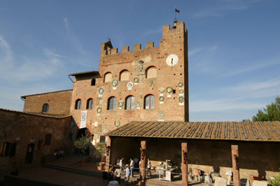 Pueblo medieval de época etrusco-romana y patria del escritor Giovanni Boccaccio. Enteramente construido en ladrillos cocidos rojos. Se puece visitar la Casa-Museo de Giovanni Boccaccio, la iglesia de Jacobo y Felipe con la lápida funeraria de Boccaccio, el palacio Stiozzi-Ridolfi y el Palacio Pretorio con sus hermosos escudos de armas de los Della Robbia.