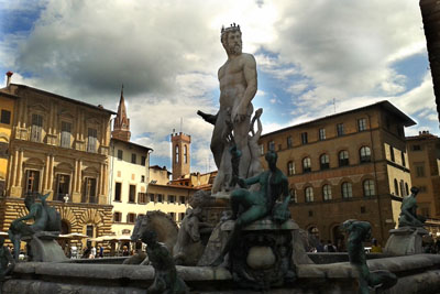 Ville culturelle et artistique unique en Europe c'est la patrie d' illustres personnages comme Dante, Machiavel et Galilée.