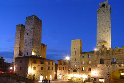 The city of origin Etruscan is built on a hill of 334 meters with 13 towers remaining from the original 72 towers built in the year 1300.