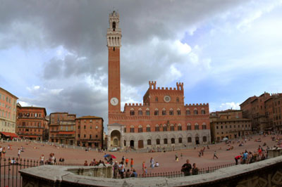 Siena, de origen etrusco, fue una colonia romana con el nombre de Sena Julia que es conocida como una de las ciudades más bellas de Italia. Está situada en el centro de la Toscana, entre las colinas del Chianti y de la Maremma, es rica en historia, arte y cultura; es la ciudad del Palio.